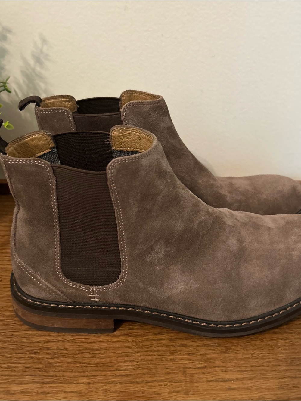 Vionic Men’s Bowery Kingsley Suede Chelsea Boots in Taupe Size 9.5